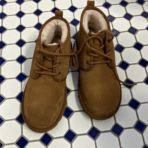 New UGG × Charcoal Neumel Chukka Suede in Chestnut Men\'s Sz 8 main image 7